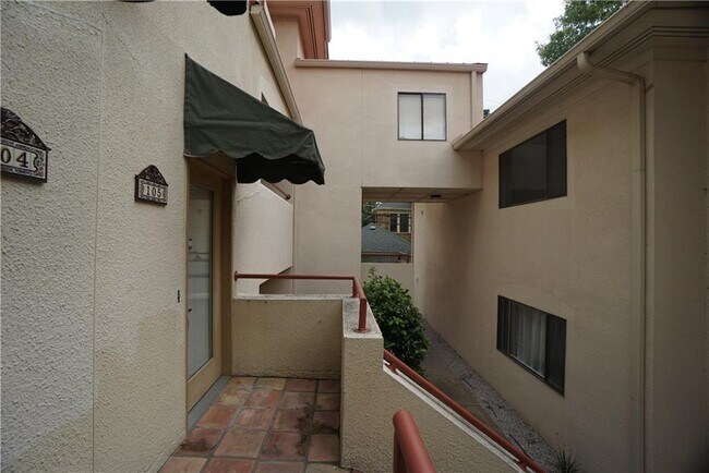 Foto del edificio - 1300 Woodlawn Blvd