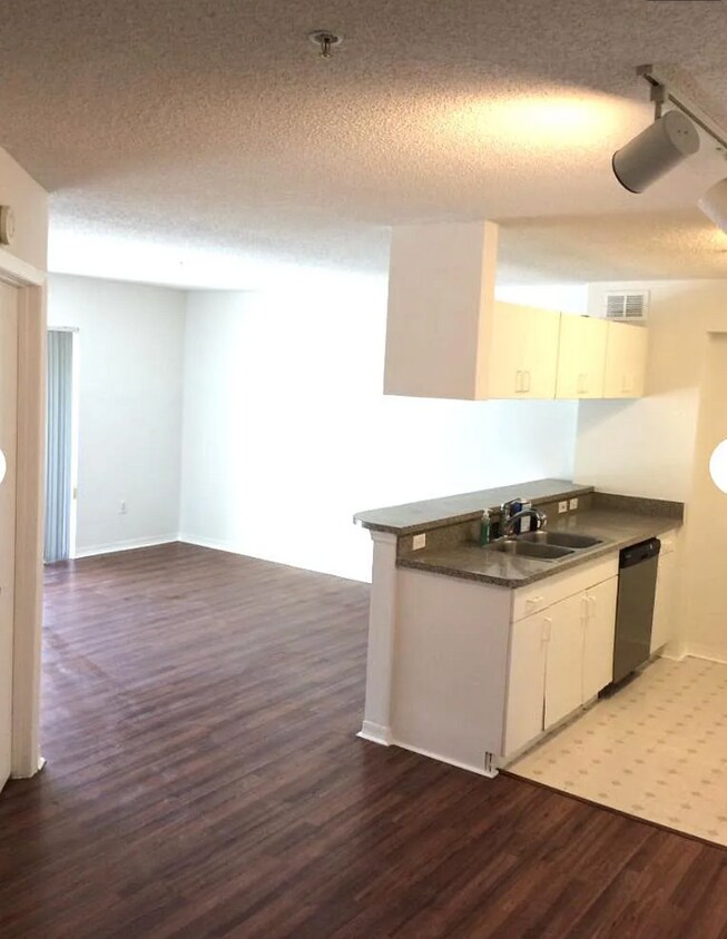 Foto principal - 460 S Park Rd