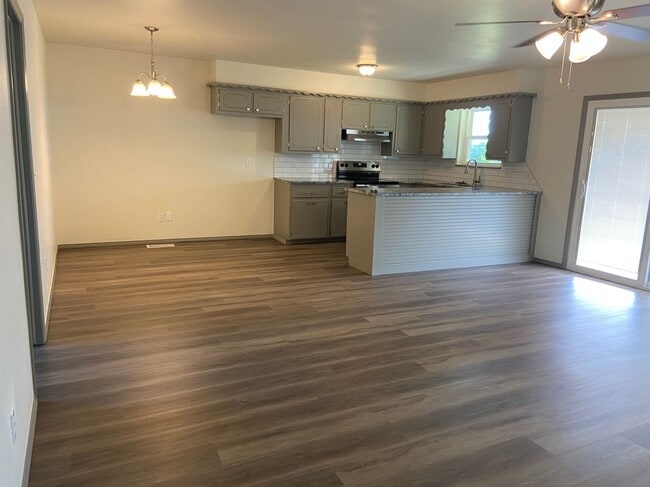 Building Photo - 121 N Montebella Ter