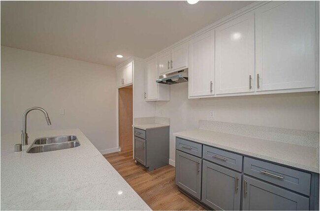 Building Photo - 326 E 73rd St