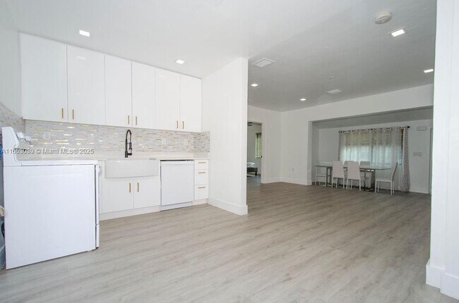 Foto del edificio - 935 NE 129th St