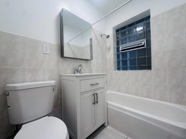 Foto del edificio - 0 bedroom in Chicago IL 60640