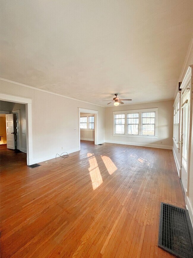 Building Photo - Charming 3 Bedroom House