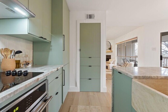 Foto del edificio - 2450 Wickersham Ln