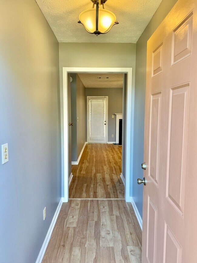 Building Photo - Beautifully Maintained 3- Bedroom Home