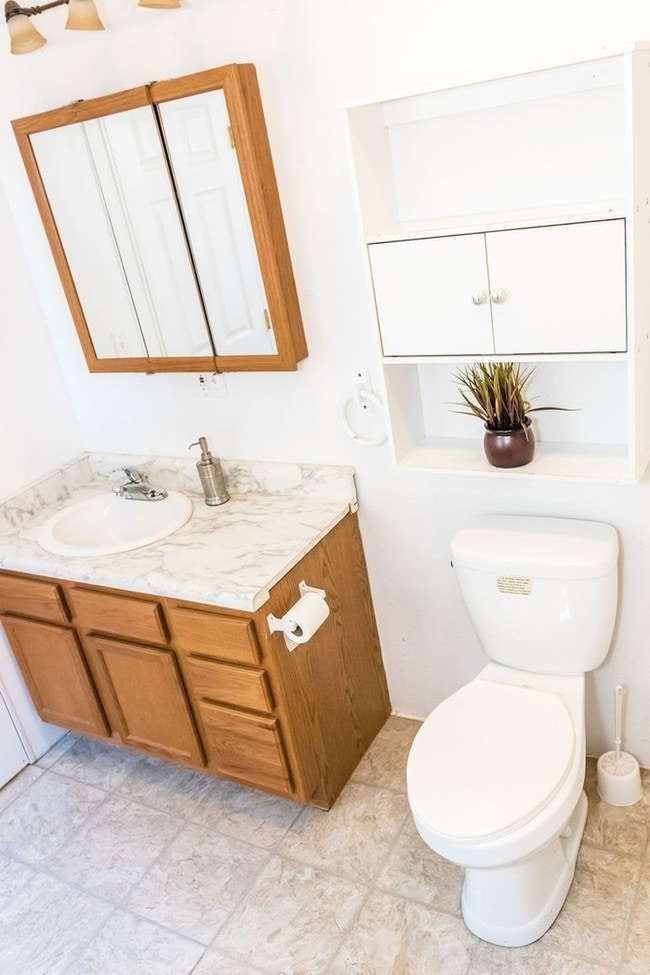 Building Photo - Single Bedroom Unit just 7 minutes from CMU