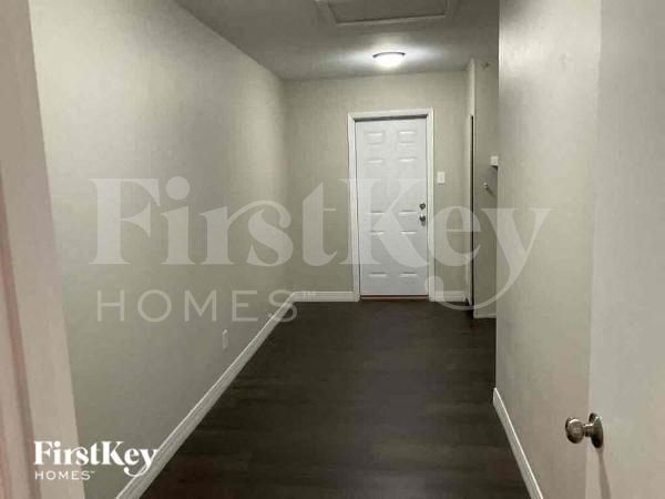 Building Photo - 4527 W Solano Dr S