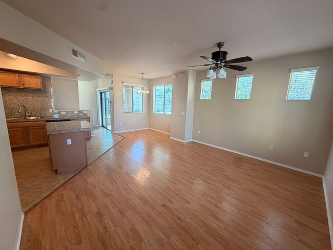 Building Photo - End Unit 2 bed/2.5 bath Town Home Ready 4 Move In!