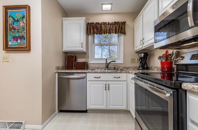 Foto del edificio - 3747 Hillcrest Rd