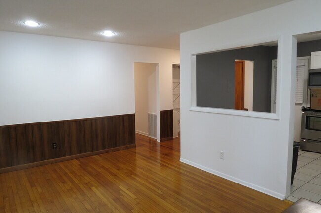 Building Photo - 503 Jeffery Dr NW