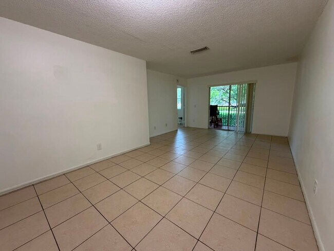 Foto del edificio - 10393 NW 8th St