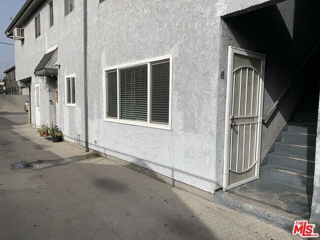 Foto del edificio - 6911 Agnes Ave