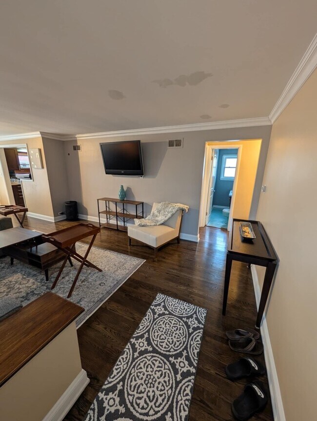 Foto del edificio - 5151 Chase Ave