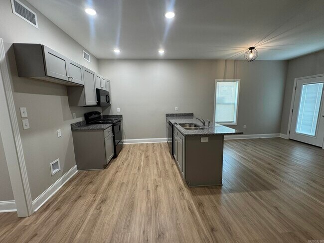 Foto del edificio - 221 N Elm St