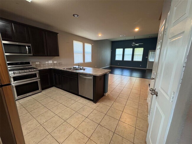 Foto del edificio - 13130 Lucy Grove Ln