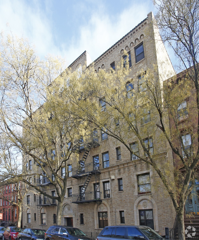 Primary Photo - 299 Adelphi St