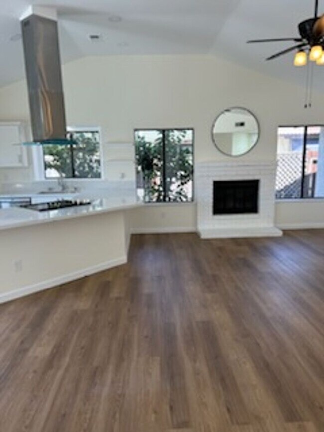 Building Photo - 3 Bedroom 2 Bathroom Availble now in the h...
