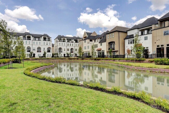 Foto del edificio - 1835 Upland Lakes