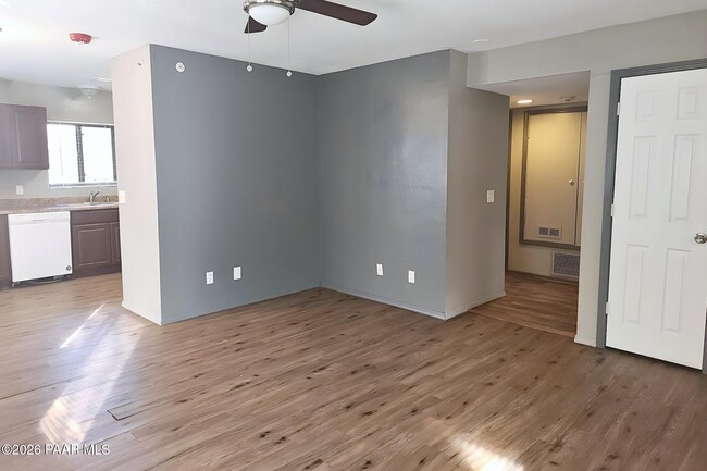 Foto del edificio - 114 S Virginia St