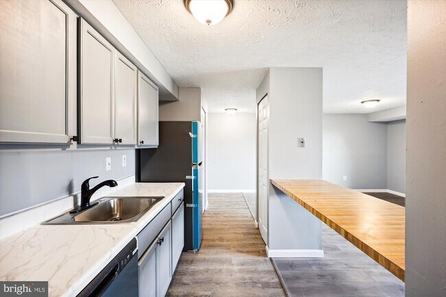 Building Photo - 12405 Hickory Tree Way
