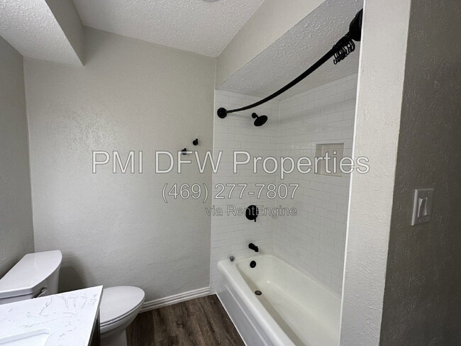 Foto del edificio - 2120 Blossom Ln