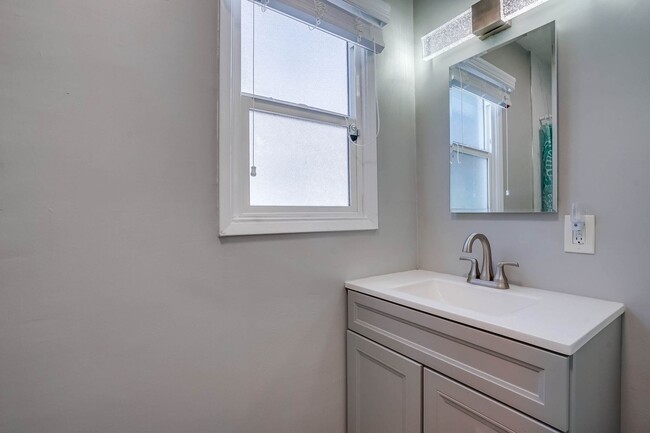 Building Photo - Bright studio looking for its next happy r...