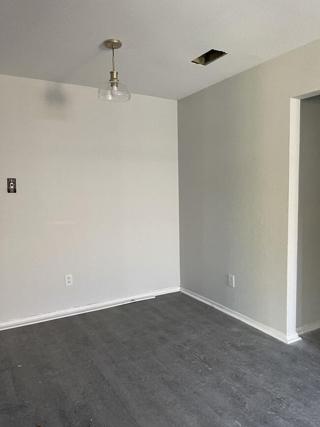 Building Photo - Stanley Duplex