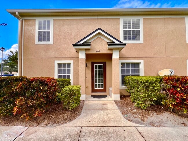 Foto del edificio - Gorgeous 3-bedroom, 2 1/2-bath End Unit To...