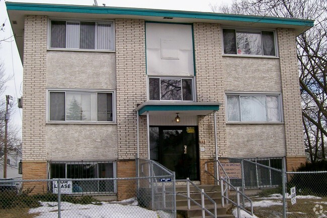 Building Photo - 3021 Longfellow Ave