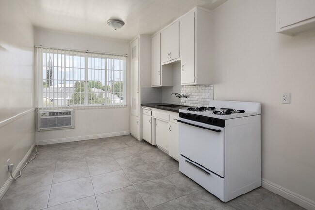 Building Photo - 5440 Willowcrest Ave