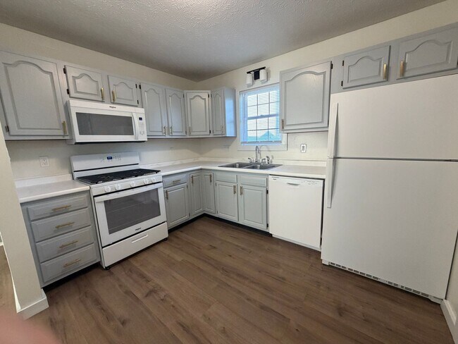 Building Photo - Totally Renovated 3 Bedroom, 2-1/2 Bathroom Duplex with 2-Car Garage Available in Middlebury