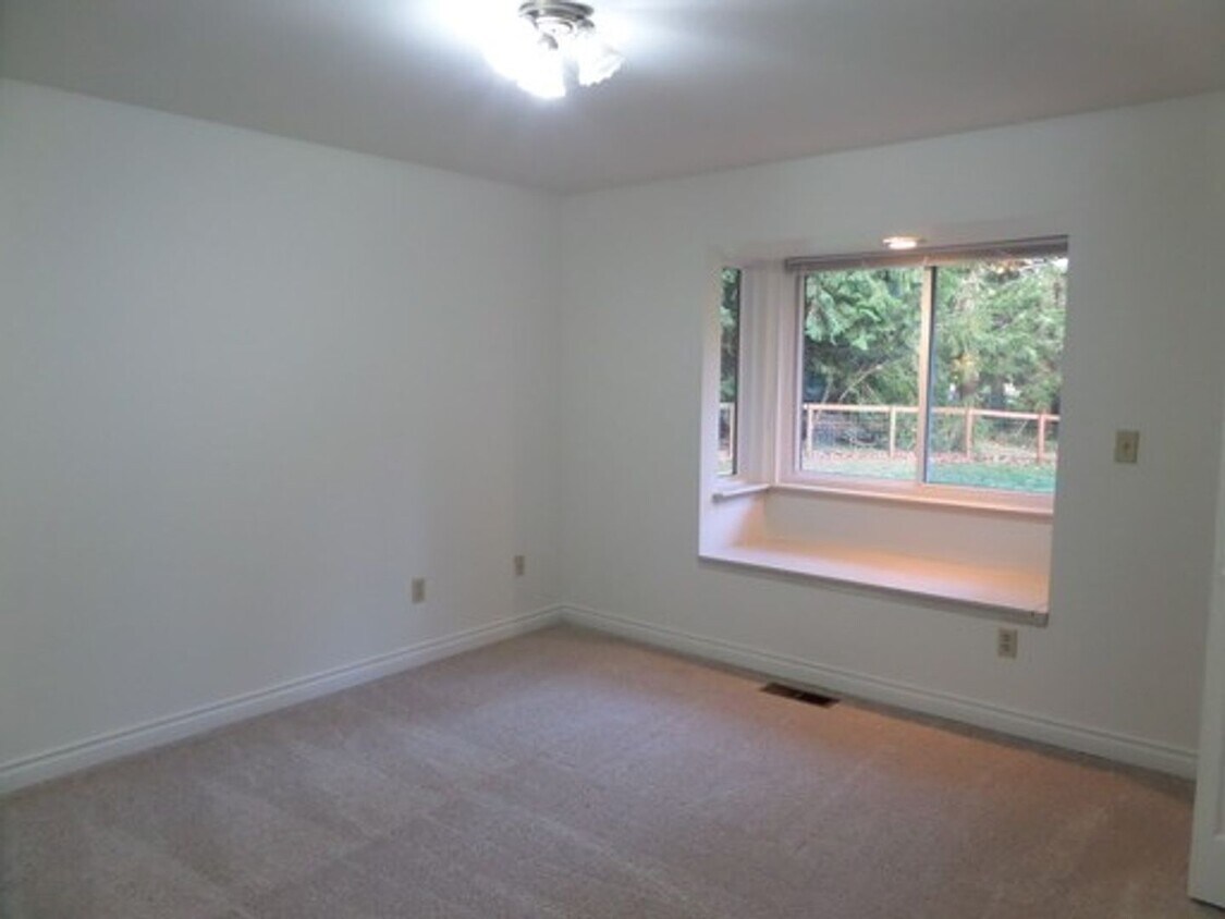 GREAT NEW PRICE! Gorgeous 6-Bedroom Home on 5 Acres with Tons of Privacy in Issaquah!! - GREAT NEW PRICE! Gorgeous 6-Bedroom Home o...