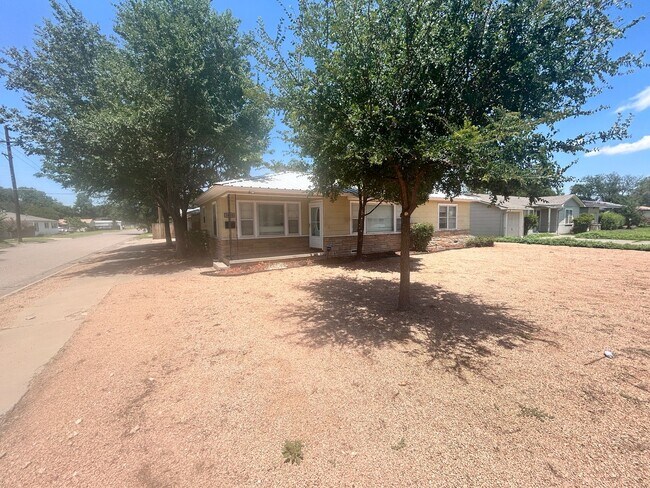 Building Photo - 3 bed 1 bath Pre-Leasing