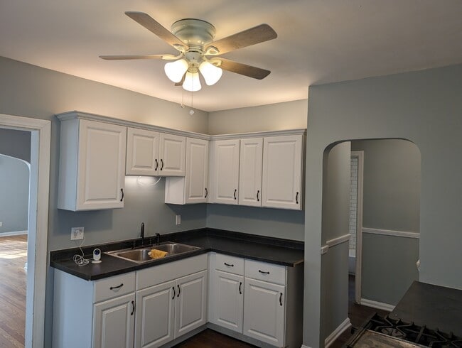 Building Photo - Renovated 3BR/1.5BA | 1,200 Sq Ft | Pet Fr...