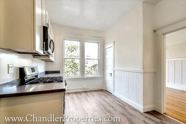 Foto del edificio - Bright & Sunny 2 Bedroom Flat with On-Site Laundry | Small Bonus Space