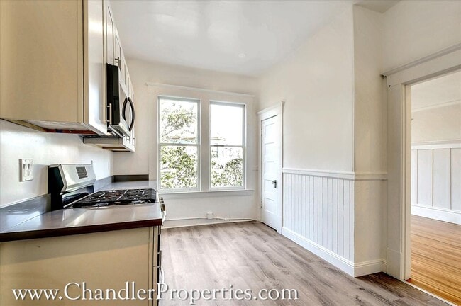 Building Photo - Bright & Sunny 2 Bedroom Flat with On-Site Laundry | Small Bonus Space