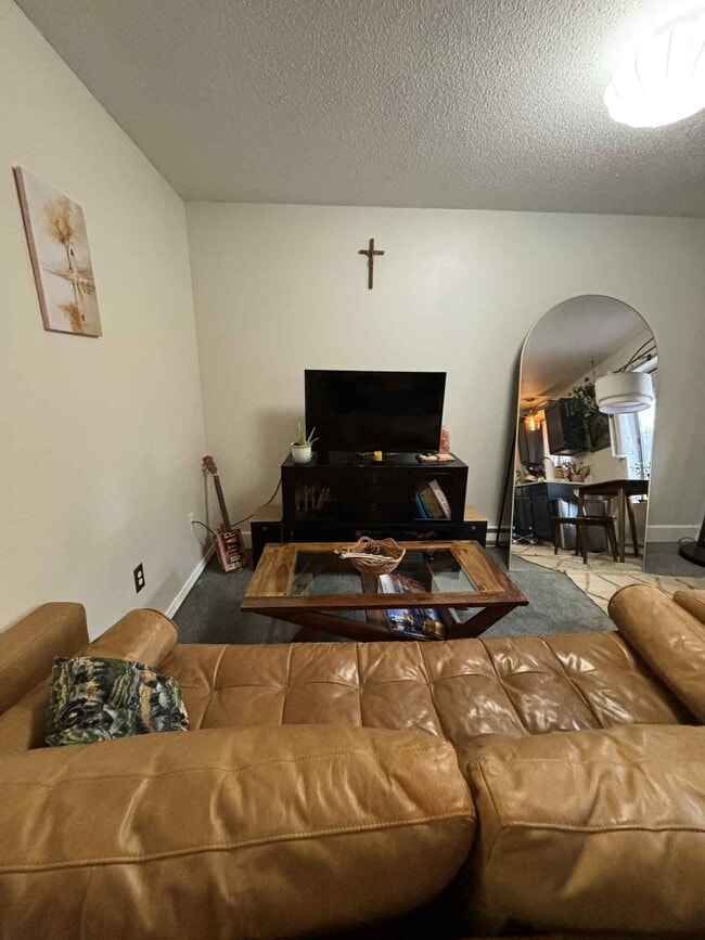 Viviendo - 332 E Main St