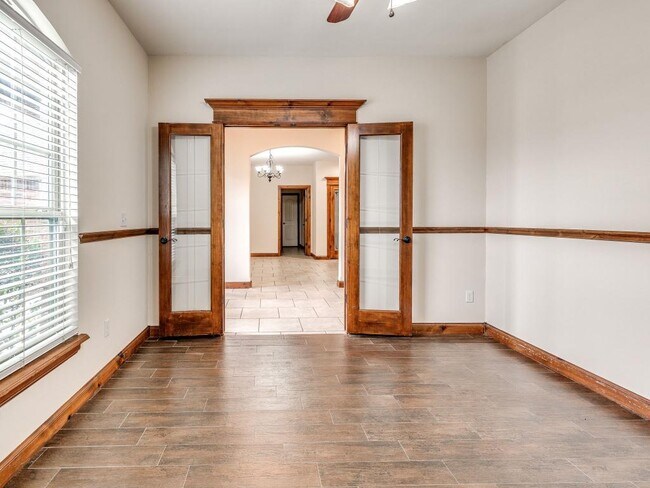 Building Photo - 2121 Mill Creek Way
