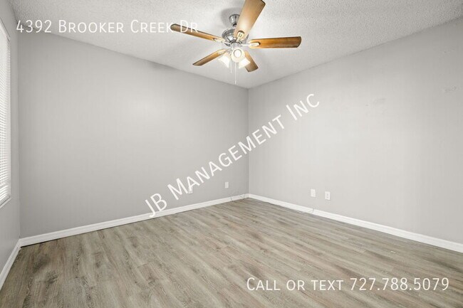 Foto del edificio - 4392 Brooker Creek Dr