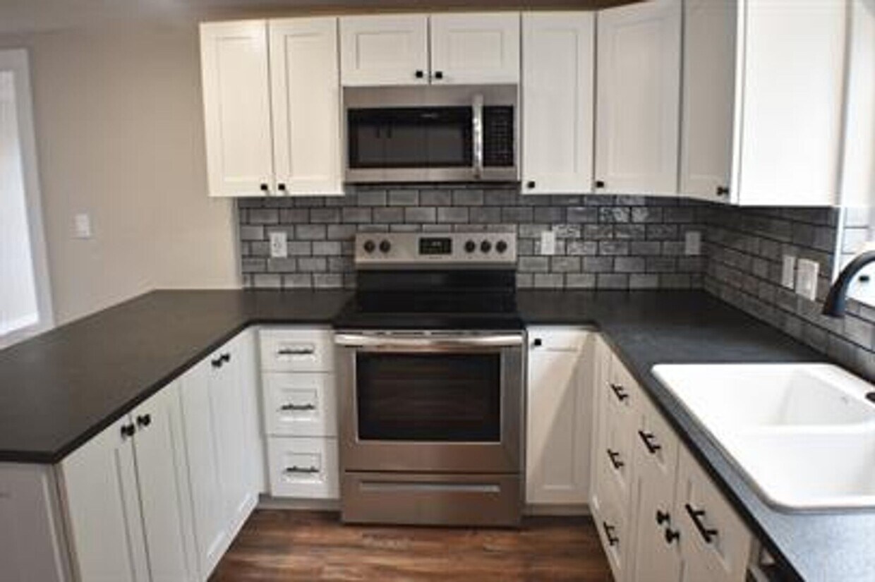 Foto principal - Beautiful 4 bed/2 bath available after 6/1...