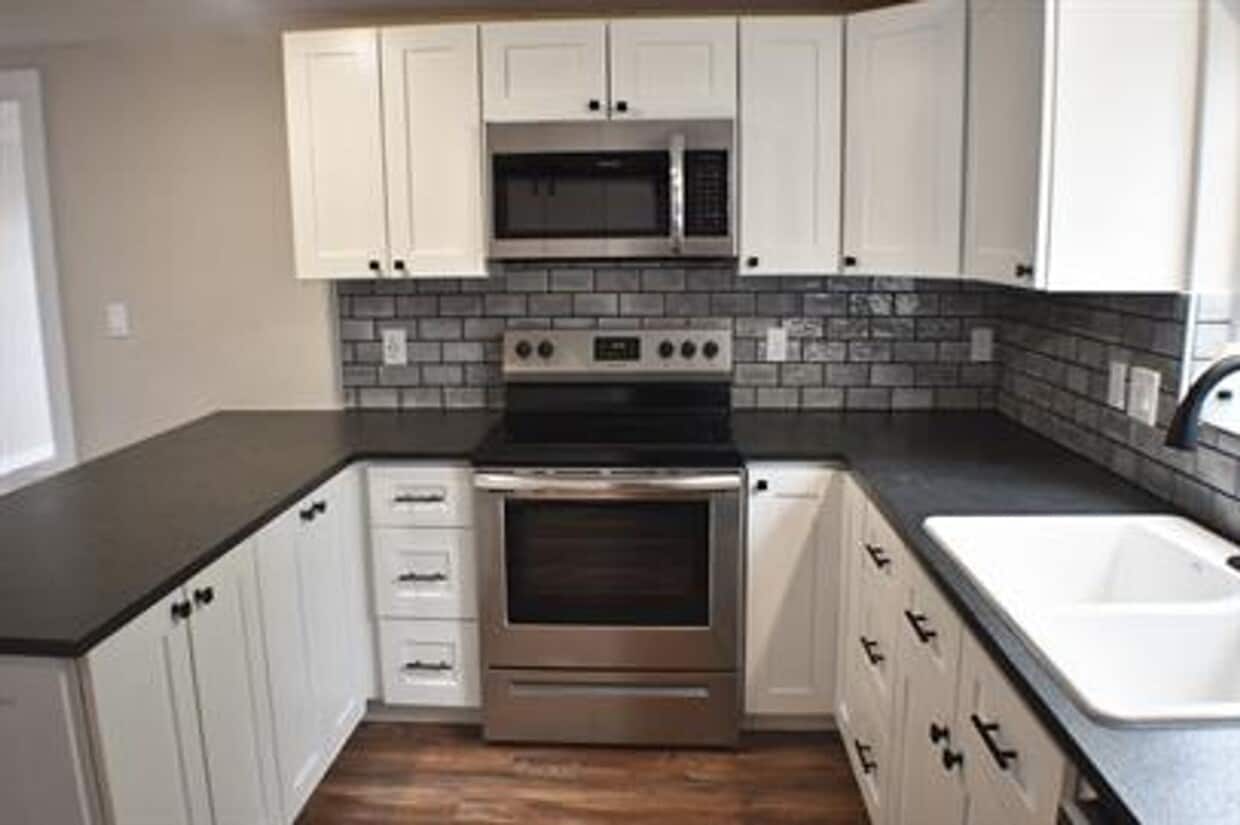 Primary Photo - Beautiful 4 bed/2 bath available after 7/1...