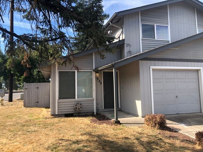 Building Photo - Updated 2 bedroom 1.5 bathroom duplex!