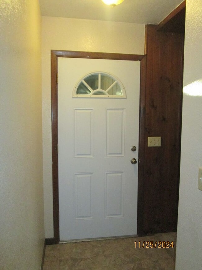 Building Photo - TRIPLEX UNIT - 2 Bedroom, 1 Bath, Carport