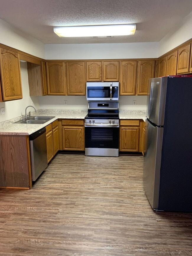 Building Photo - MUST SEE CHARMING HOME!