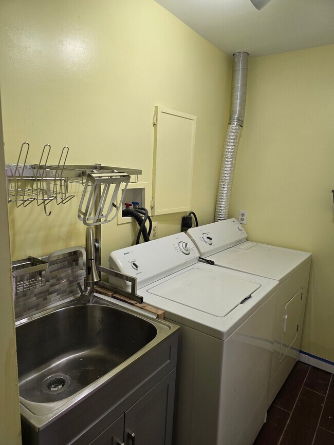 Foto del edificio - 16088 Olmstead Ln