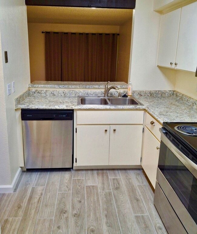 Building Photo - AUBURN WOODS TOWNHOUSE