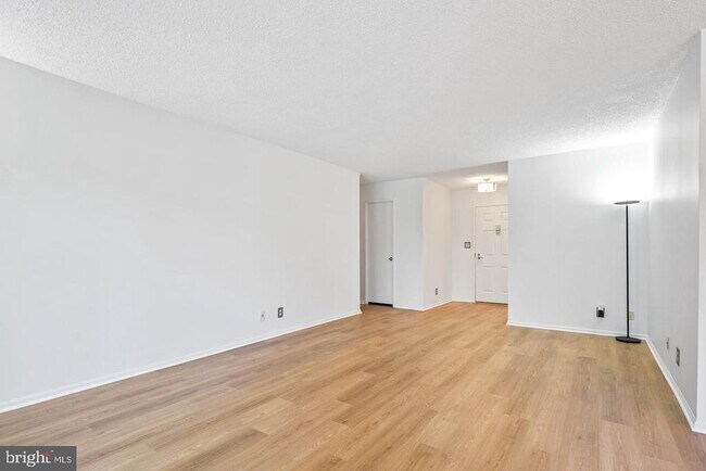 Foto del edificio - 5902 Mt Eagle Dr