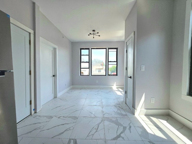 Building Photo - 226 Roseville Ave