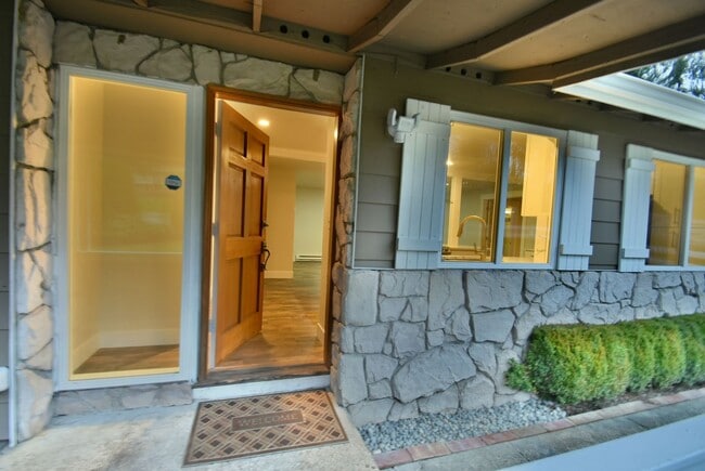Building Photo - 3Bd/1.75Ba Woodinville House