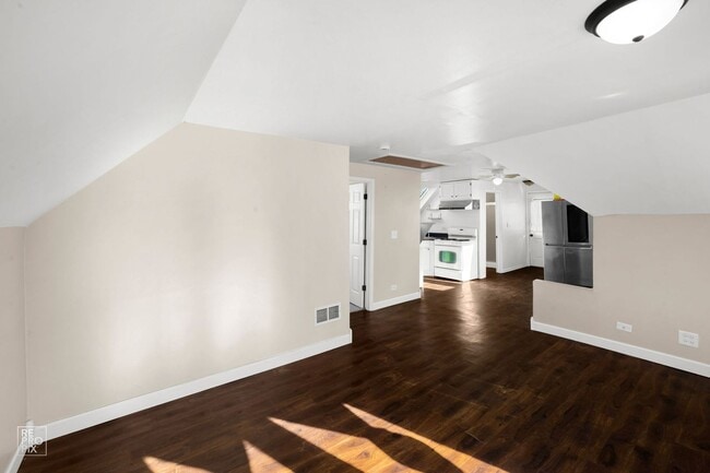 Building Photo - 164 Oak St